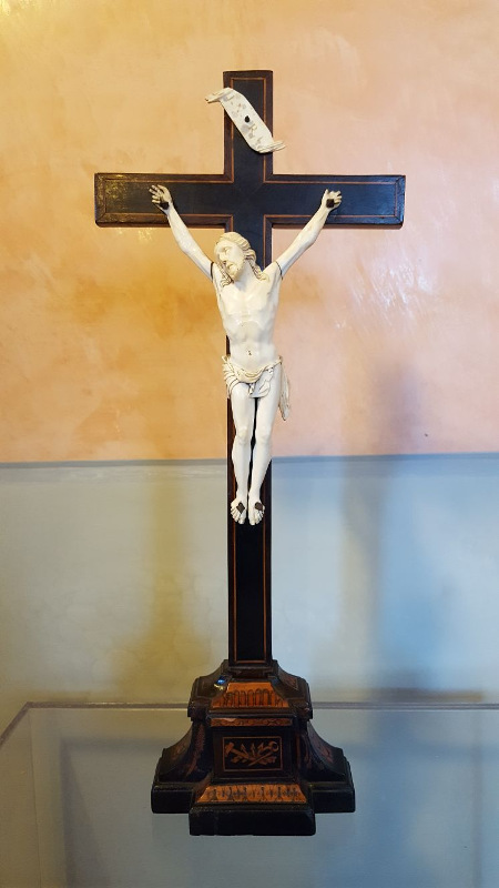 Cristo in avorio su croce-jpeg