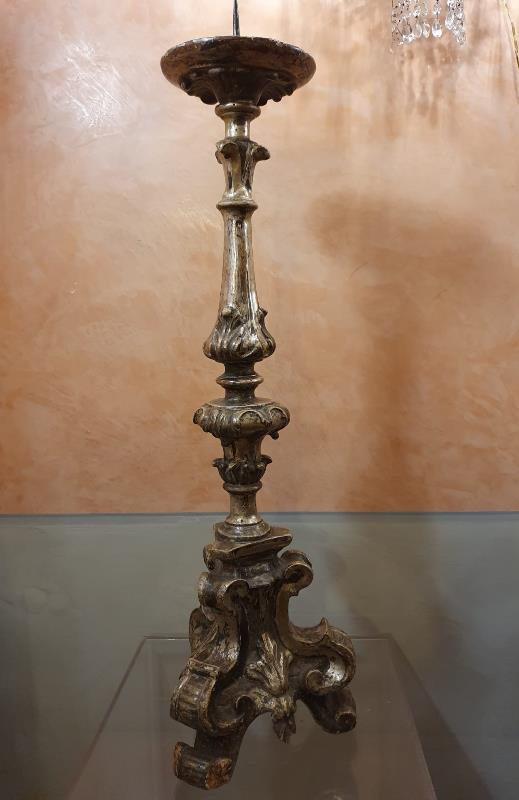 Candeliere in legno argentato. Luigi XV Parma H 80cm