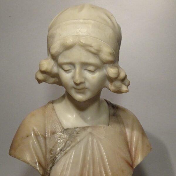 Busto in marmo raffigurante ragazza inizio XIX sec
