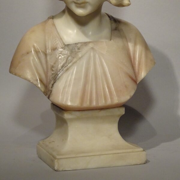 Busto in marmo raffigurante ragazza inizio XIX sec