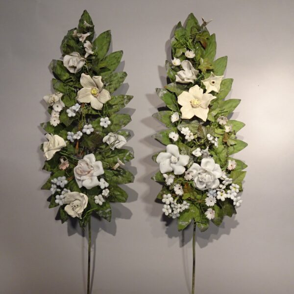 Coppia di steli in lamierino con fiori in bisquit XIX sec.