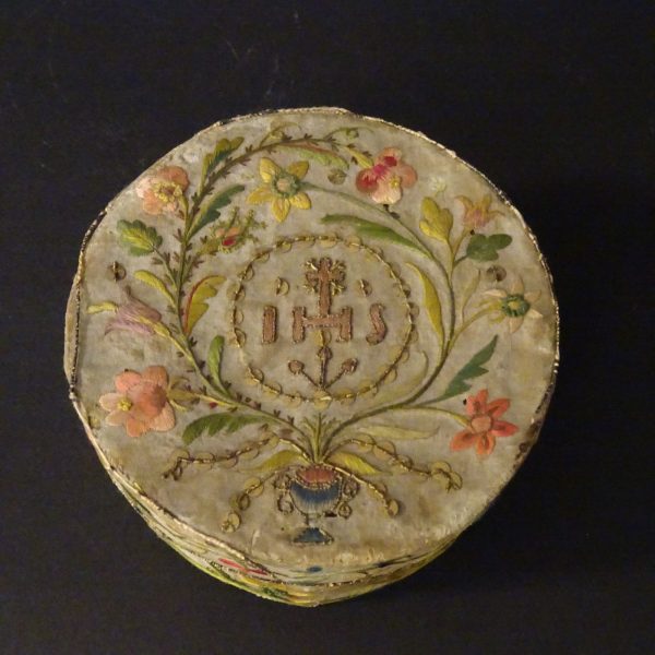 Scatola portaostie in seta ricamata XVIII secolo-5