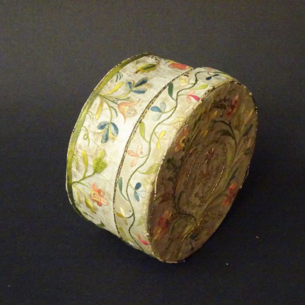 Scatola portaostie in seta ricamata XVIII secolo-7