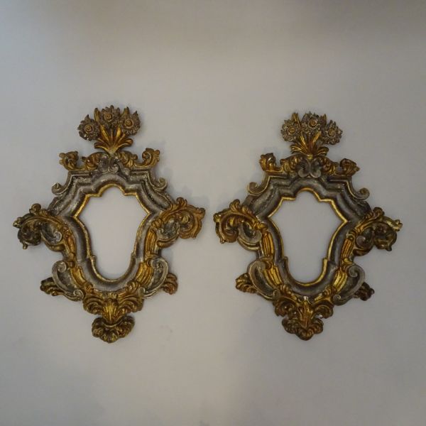 Coppia di cornici in legno argentato e dorato Luigi XIV-4