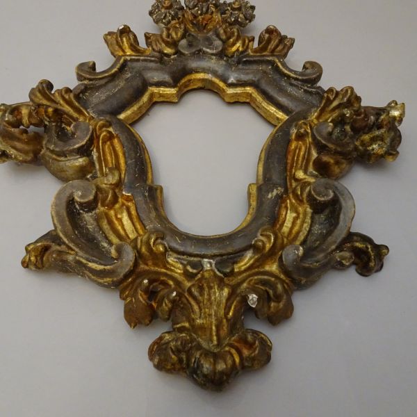 Coppia di cornici in legno argentato e dorato Luigi XIV -3