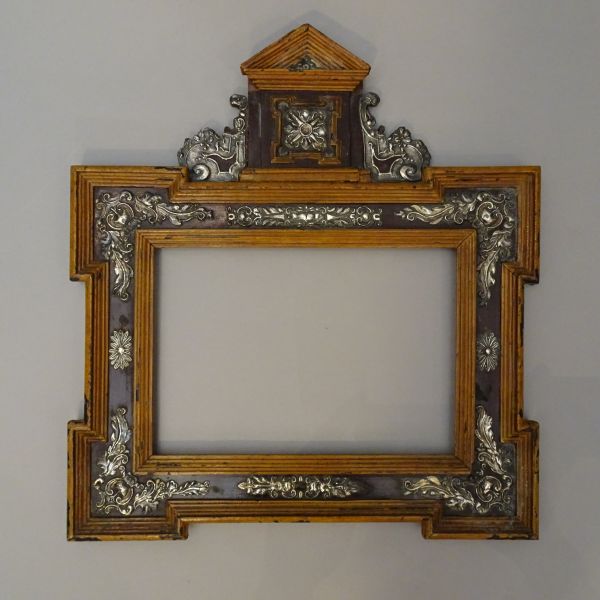 Cornice a cassetta sagomata in legno policromo e argento. XVIII secolo
