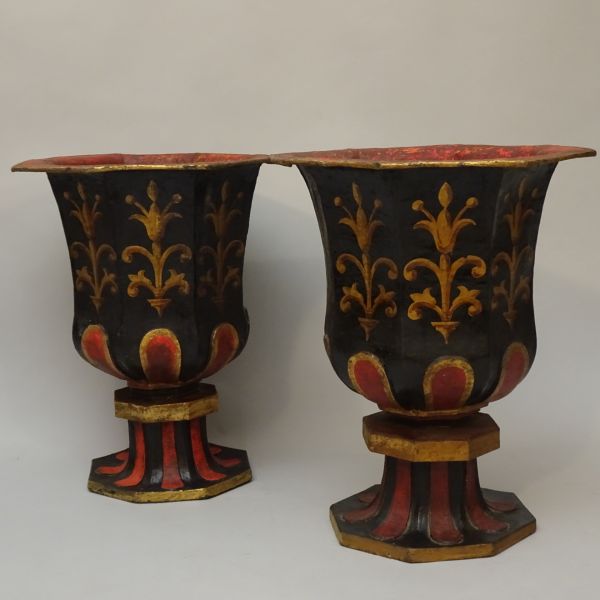 Coppia di vasi neoclassici in cartapesta inizio XIX secolo