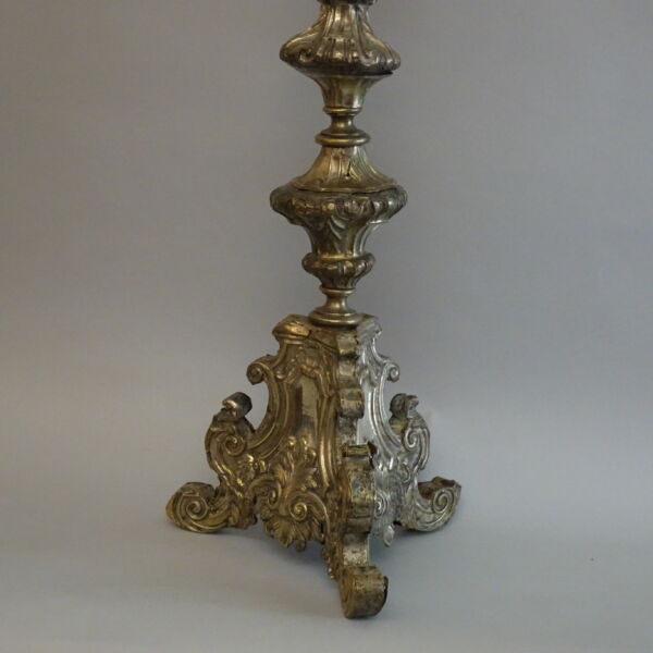 Candeliere in metallo sbalzato XVIII secolo-1