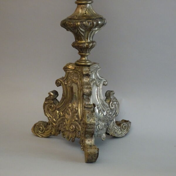 Candeliere in metallo sbalzato XVIII secolo-3